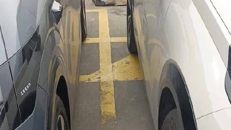 实测好用！极氪MIX外摆门极窄车位也能轻松进出