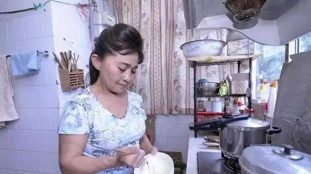 小姑子一家七口来过国庆，我忍气吞声伺候，四天后她们离开留下一个包裹，打开后我怒扇婆婆