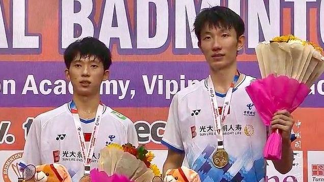 国羽14胜5负，男单2胜3负，胡哲安止步32强！王正行27-25险胜