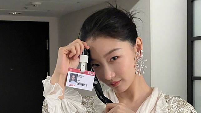 章子怡周冬雨参加名导聚餐，两代谋女郎状态极佳，张艺谋眼光毒辣