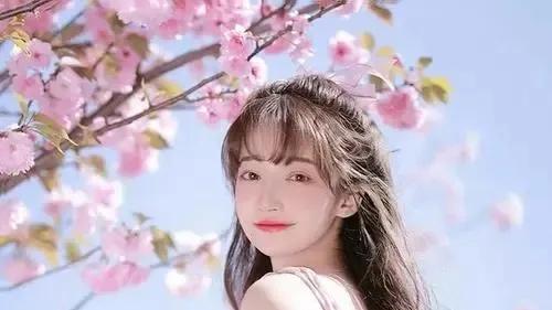 未来婆婆看不上我，当着我的面给亲戚说她儿子单身，我还要坚持吗