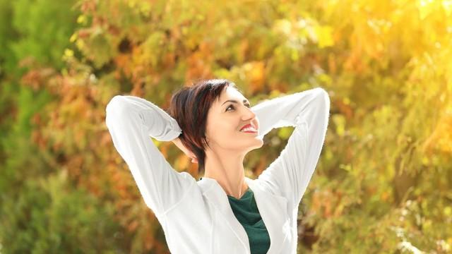 女人对你做这四个动作，说明她已经喜欢上你