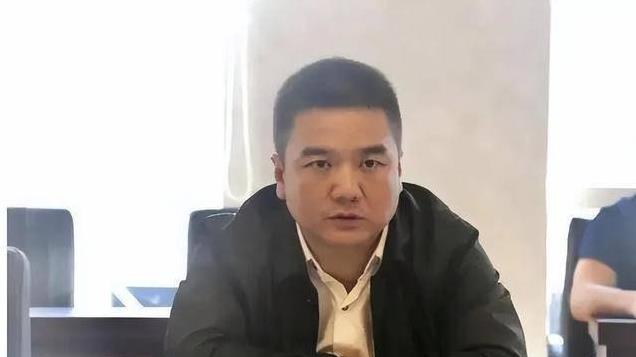 曾经硬刚王健林，要其留下5亿利润的年轻县长，现在怎么样了？