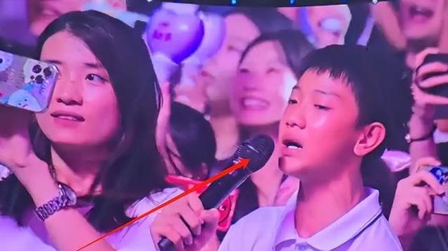 邓紫棋演唱会湛江场，网友刚坐下羊水破了，强撑半场去医院生娃