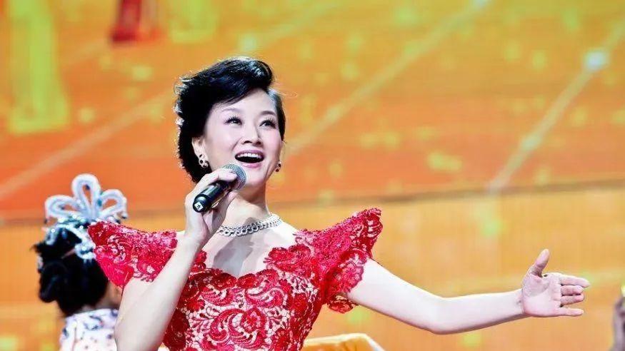 宋祖英丈夫：大她11岁相貌平平，宋祖英却为他高龄产子，39岁隐退，到底有什么魅力？