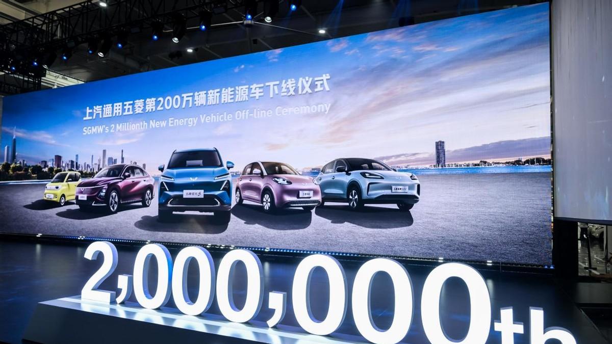宋PLUS不香了！全新双动力SUV来袭，10万出头配置齐全，轴距2米8