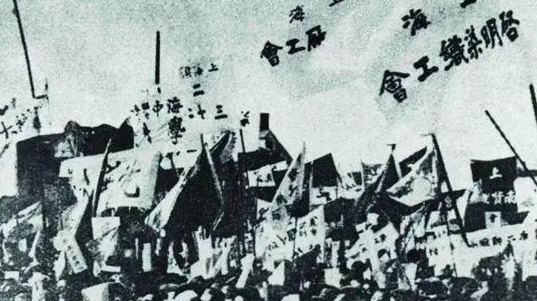 1946年叶挺遇难时，飞机上还有三人地位高于叶挺，他们是谁？