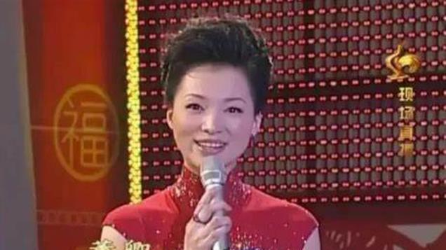 距丈夫密春雷争议已有两年，没想到，如今董卿竟以全新姿态出现
