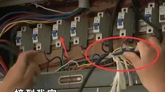 浙江男子一个月用9000度电，剪掉电箱电线，整条街红绿灯灭了