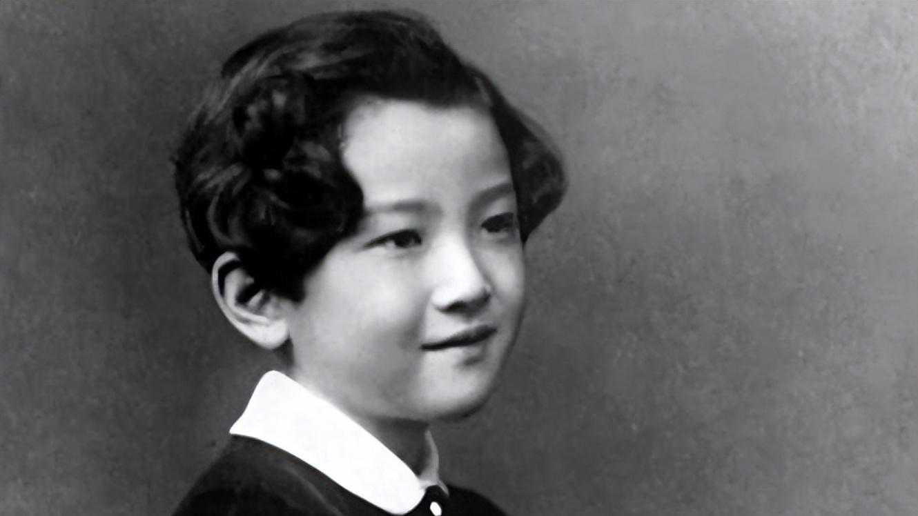 1959年美智子订婚，母亲没有一丝笑意也不看镜头，不想女儿跳火坑