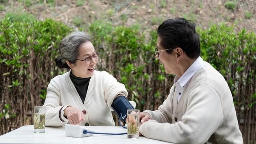 ​她65岁，房子拆迁1200000给小儿子，乡亲说她做对，大儿子不同意