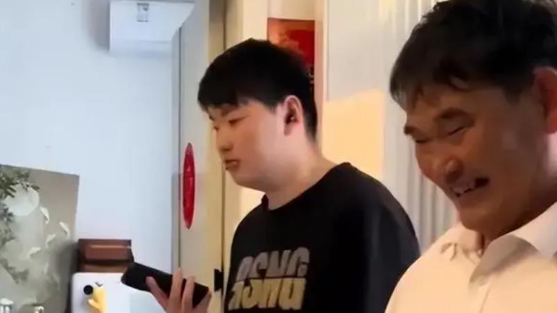 大衣哥儿子朱小伟回老家，娶陈萌后小伟变帅气，瘦身成关键因素