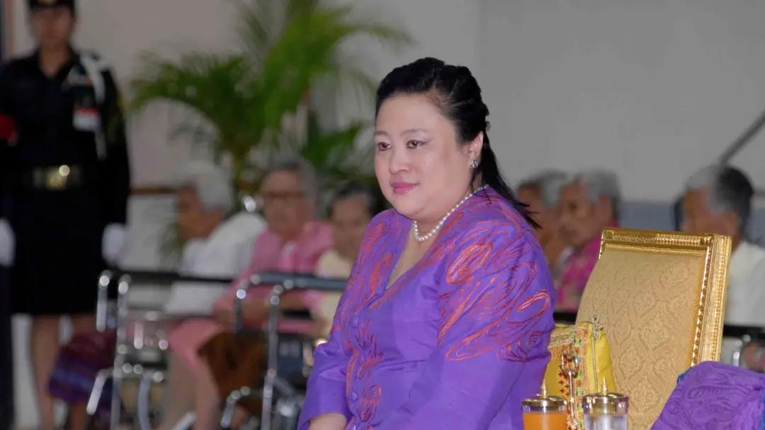 泰国王后苏提达迎来新危机，泰王原配颂妃黯淡离场，王室将二王子当作了重点培养对象