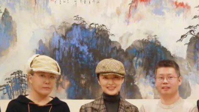 当56岁周涛与55岁许晴同框，终于看到了气质美与皮相美之间的差距有多大