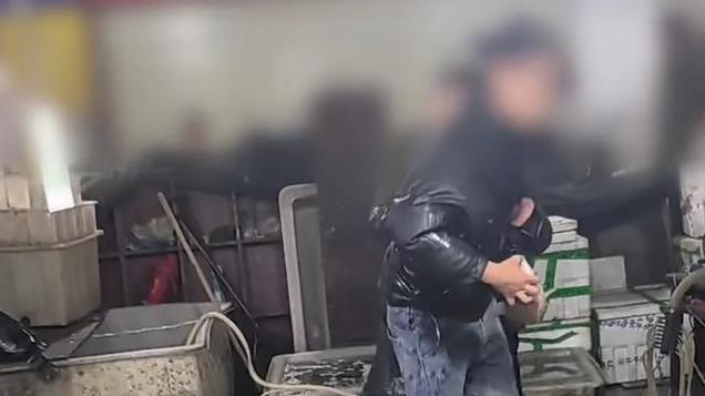 闹大！武汉一男子买鱼遇“鬼称”，商家杀鱼受阻竟将男子推进水里