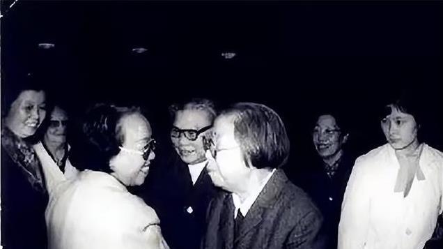 她是琼瑶的大姨，是我国首位女外交官，离异后带着儿子嫁高官之子