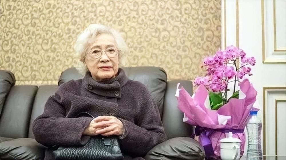 艺术家于蓝：57岁患癌，62岁断指，99岁离世，背后的坚强令人动容