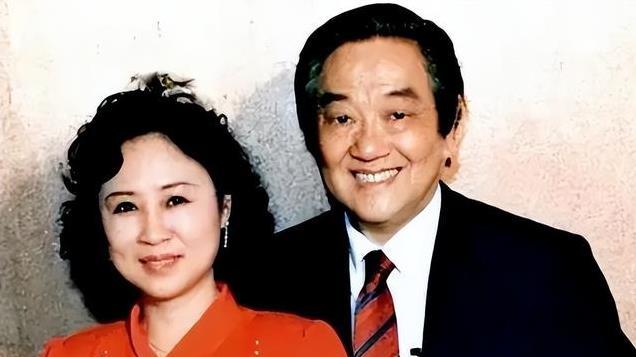 琼瑶旧照曝光！温文尔雅，与林青霞合照不相上下，丈夫面前似少女