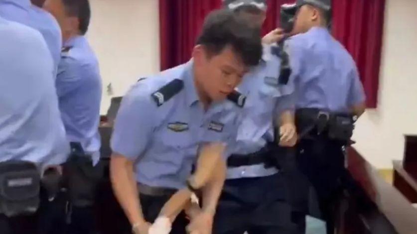 女律师拍照取证遭法警暴力！法庭内惊现冲突，法院沉默引众怒