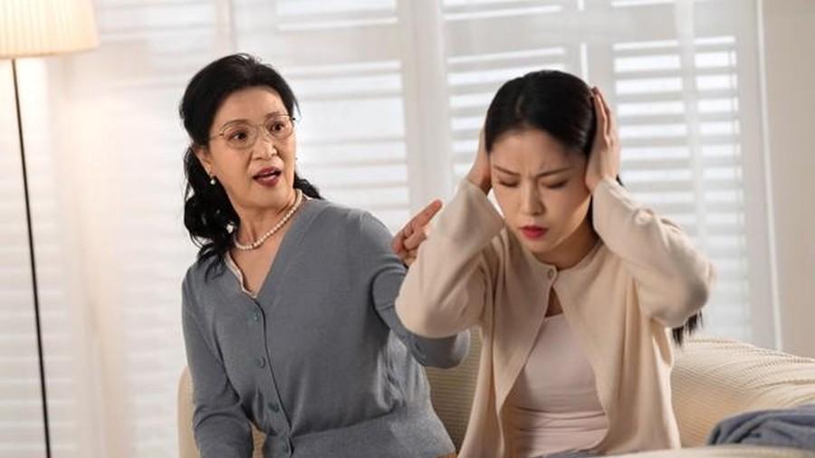 她62岁，退休金7500，老伴去世，被女儿送进养老院，她卖了房子