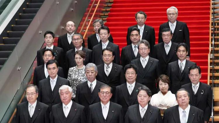 石破首相外交首秀“看手机，不起身”，日式礼仪被批石破天惊