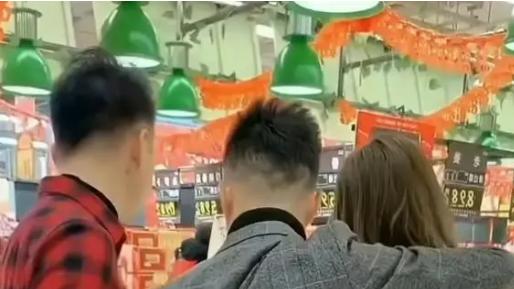 山东一女子在丈夫旁边寻刺激，偷偷和好友十指紧扣，路人都看不下去了