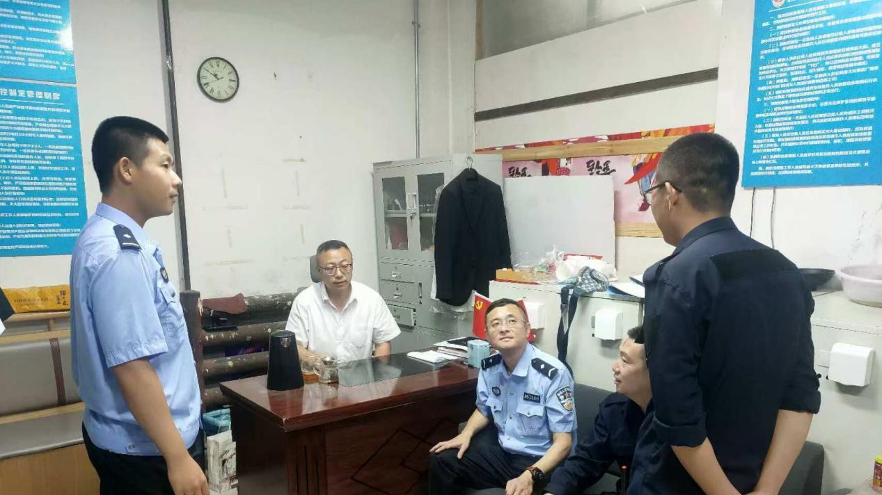 香坊分局网安大队开展“打击整治网络谣言”进社区活动