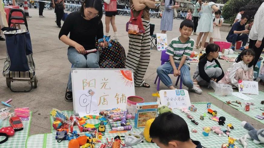 育道·龙梓 | “绿色交换·爱心传递”儿童跳蚤市场活动