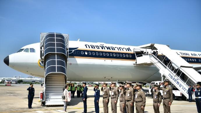 泰国总理抵达廊曼机场，丈夫带孩子前来迎接，佩通坦十分开心