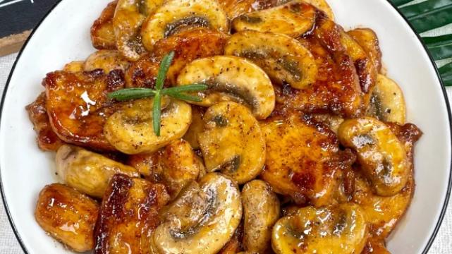 鸡胸肉这样炒，鲜香滑嫩，家人都赞不绝口！