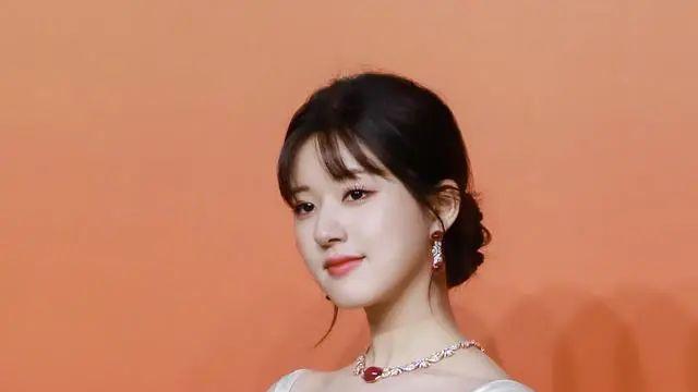 赵露思：娱乐圈的璀璨明星，容颜惊艳身姿曼妙，成功背后的努力值得敬佩！