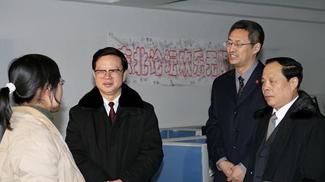 他是贵州原省委书记，后官至副国级，哥哥开小卖铺，儿子货车司机