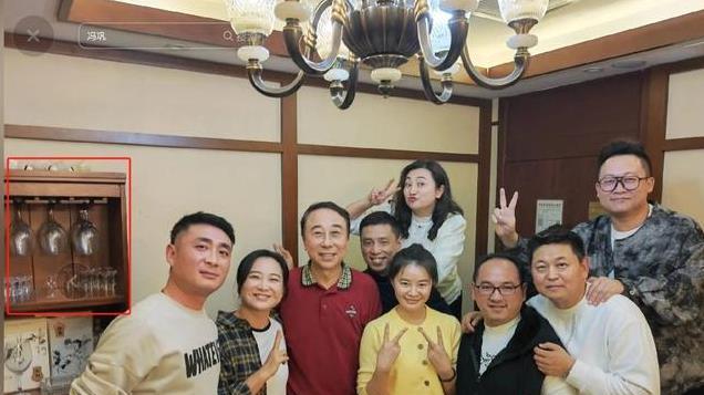 冯巩66岁大寿现场曝光！徒弟贾玲罕有现身，餐食简单温情满满