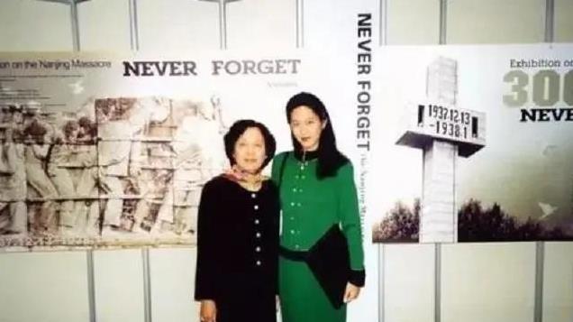 2004年，张纯如追悼会罕见老照片，丈夫亲吻额头告别，满脸凄然