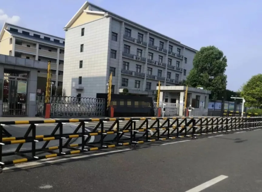 全国多地学校门口设置防护栏引发争议！是形式主义还是保护学生？