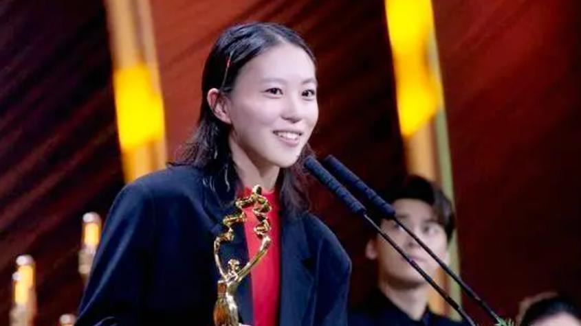 55岁王菲看女儿演唱会，面部浮肿撞脸刘嘉玲，害羞躲镜头不抢风头