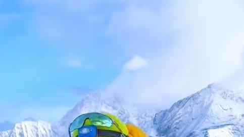 朱迅爬雪山画面曝光！扎俩麻花辫活力满满，朝镜头扔雪球有趣