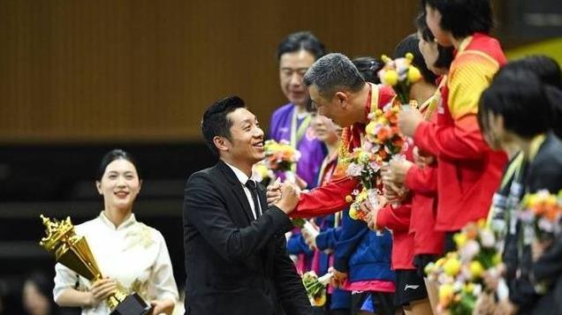 羽联总决赛男单：石宇奇0-2奈良冈功大，小组第一晋级