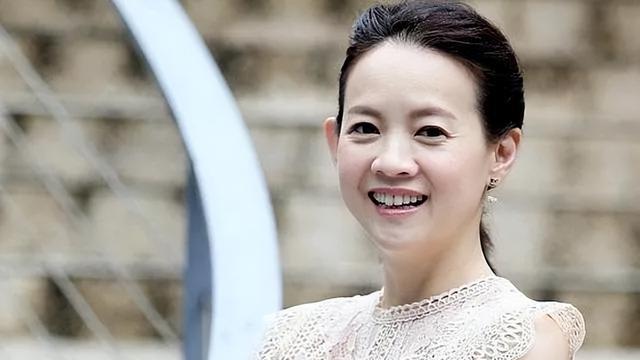 曾宝仪和初恋现身灵堂，同居19年未婚未育，男友头发都白了