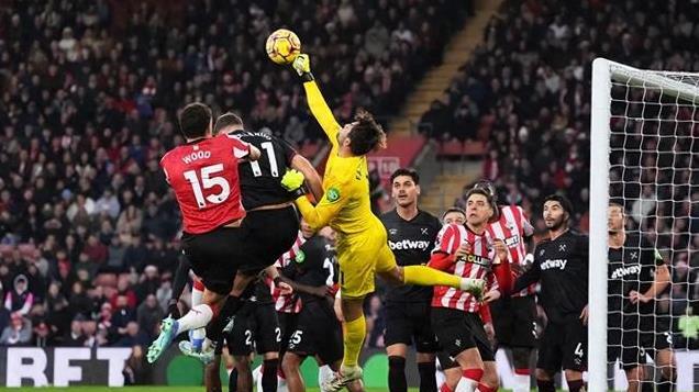 恐怖受伤！西汉姆门将法比安斯基在令人担忧场景中被担架抬离球场