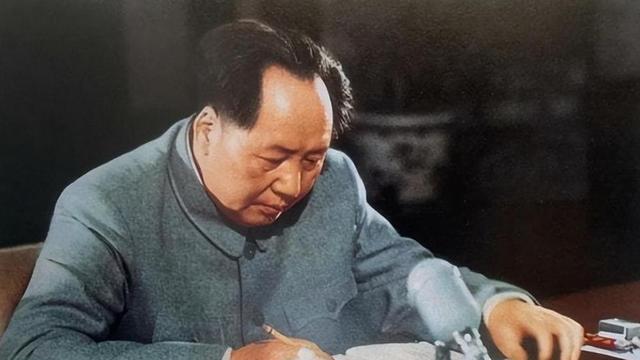 1957年，李敏误拿同学的笔记本，毛泽东碰巧翻开，说：可以发表