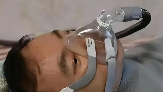 蔡磊现状令人痛心，舌头嘴唇已经萎缩，洗澡用绳子吊，妻子很绝望