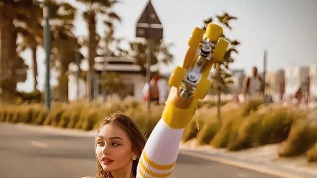 雅娜·鲁佩尔：令人惊艳的才华与美貌