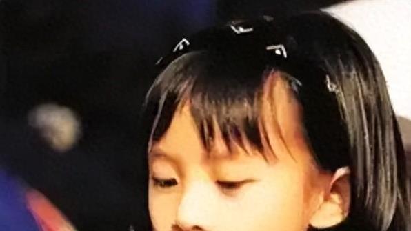 澳门那个小女孩叫容韵琳，她都34岁了，重新听七子之歌依然感动