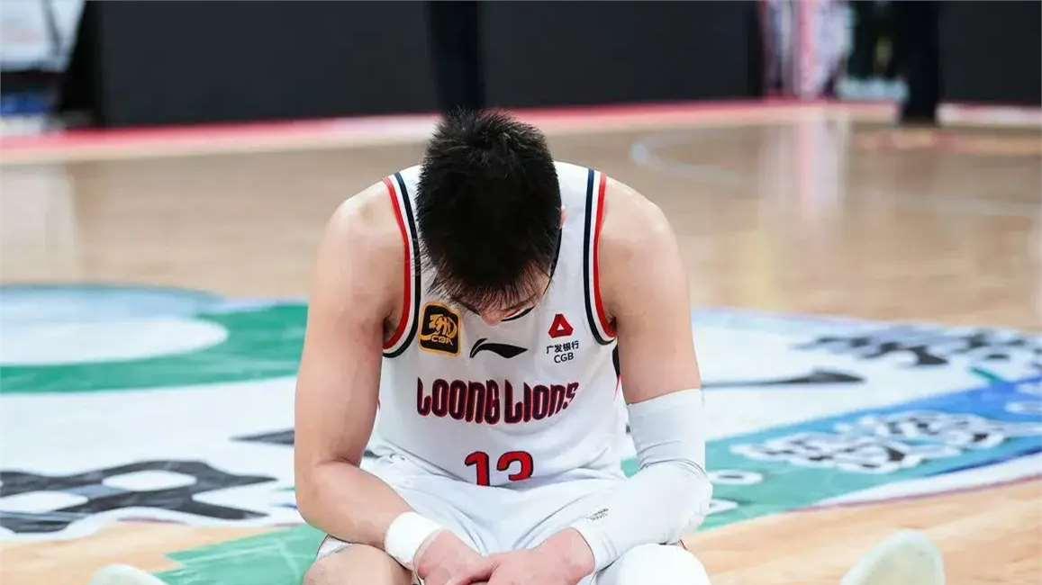 25分3篮板7助攻之夜，郭艾伦泪洒赛场，多少心酸无奈只有自己知道