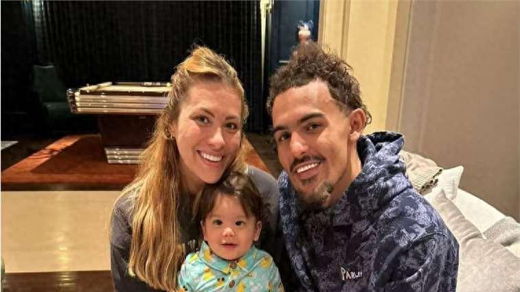 特雷杨一家近照，26岁赚2.4亿，儿女双全，老婆很漂亮