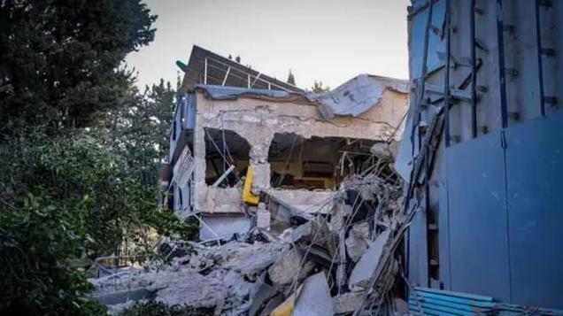 瞒不住了！两大伊朗系开火，高超音速导弹突防，以军基地成功被炸