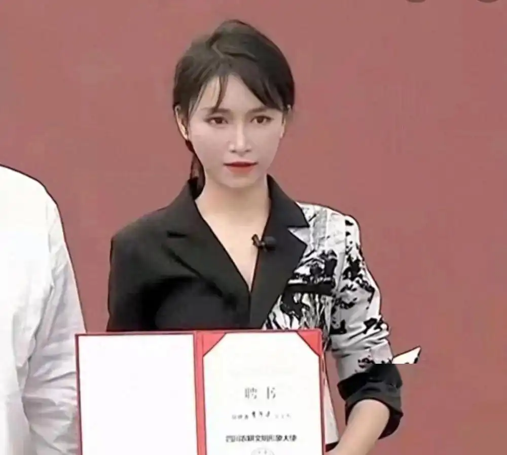 李子柒和李佳佳的名字之争背后，隐藏着怎样的资本运作？