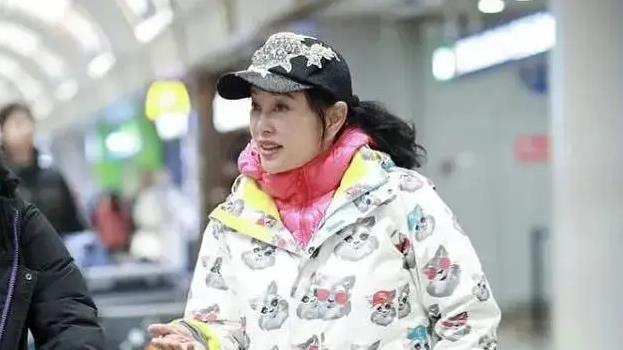 74岁刘晓庆现机场，打扮时髦，网友：小她7岁向太已经坐上轮椅了
