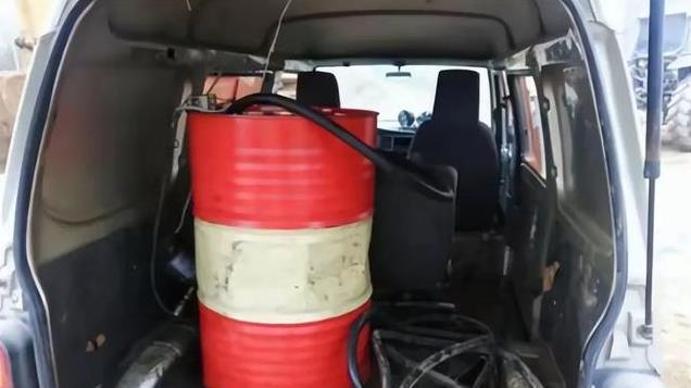 将皮卡车伪装成养护车 男子非法运输柴油面临10万元以下罚款
